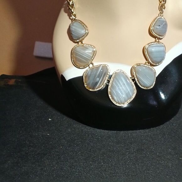 Banana Republic Gray Agate Statement Bib Necklace Gold Tone - Picture 4 of 9